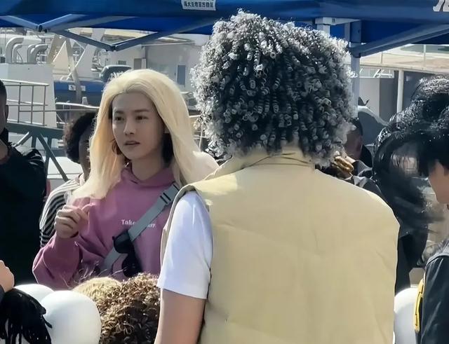 《五哈》路透鹿晗耍帅，却不料把假发甩掉，33岁的真面目没法看？