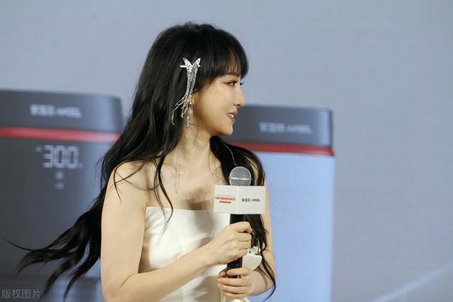 萨顶顶还是蛮好看的,你喊她周鹏估计也会看你一眼