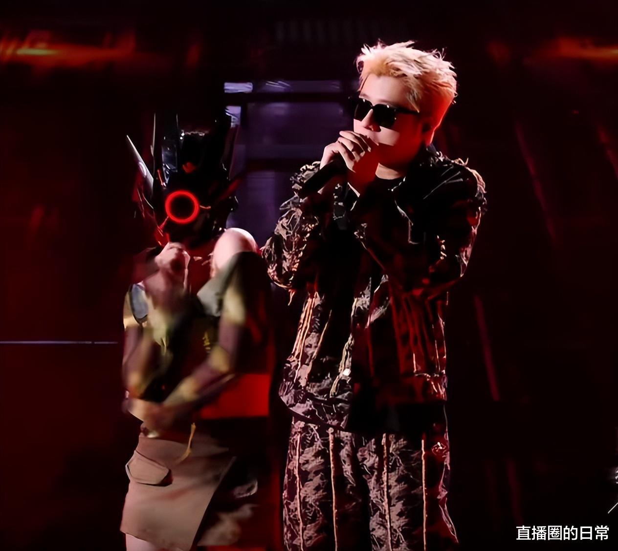 主播阿哲在某音首秀,或背负上亿违约金?网友猜其背后可能是辛巴和伽柏