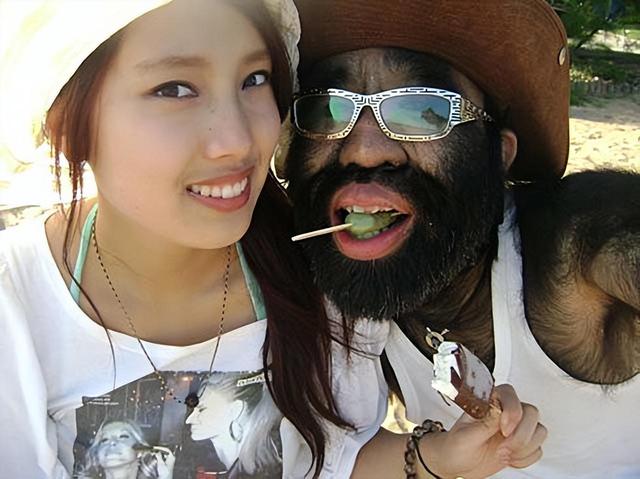 毛孩于震寰42岁娶美娇妻，不顾阻拦冒险生娃，儿子长相出人意料！