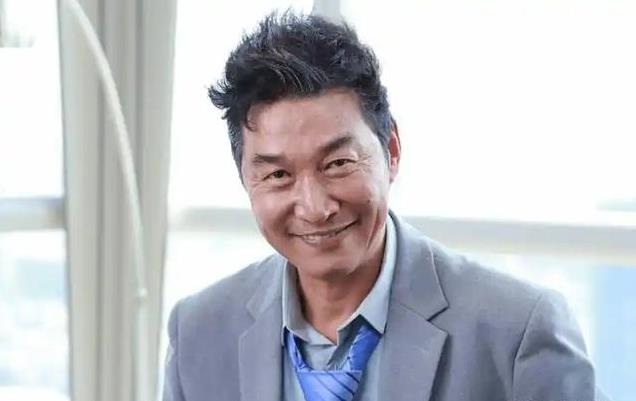 他是反派专业户，娶瑞典妻子，女儿会3国语言，定居瑞典很幸福