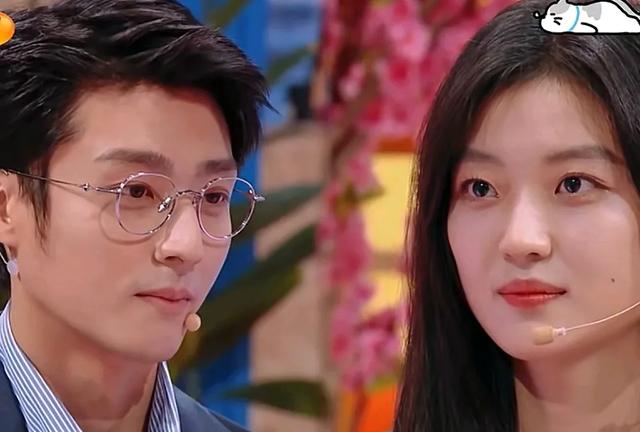 孙千一直盯着黄景瑜，眼神拉丝，感觉像是真情流露，他俩对视好甜