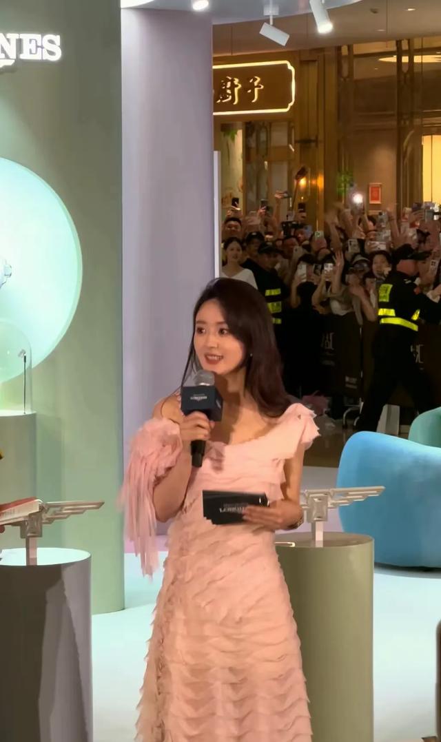 37岁赵丽颖惊艳现身广州品牌活动,简单大气,状态极佳,风采依旧