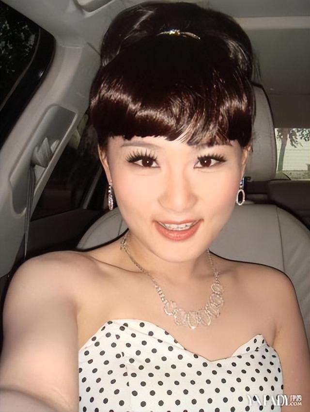 姜珊：被爸爸姜昆掐断明星梦，因一段相声被内涵，年近五十仍单身