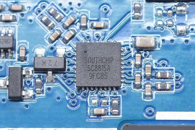 支持65W PD快充和120W小米快充，小米165W自帶線充電寶拆解