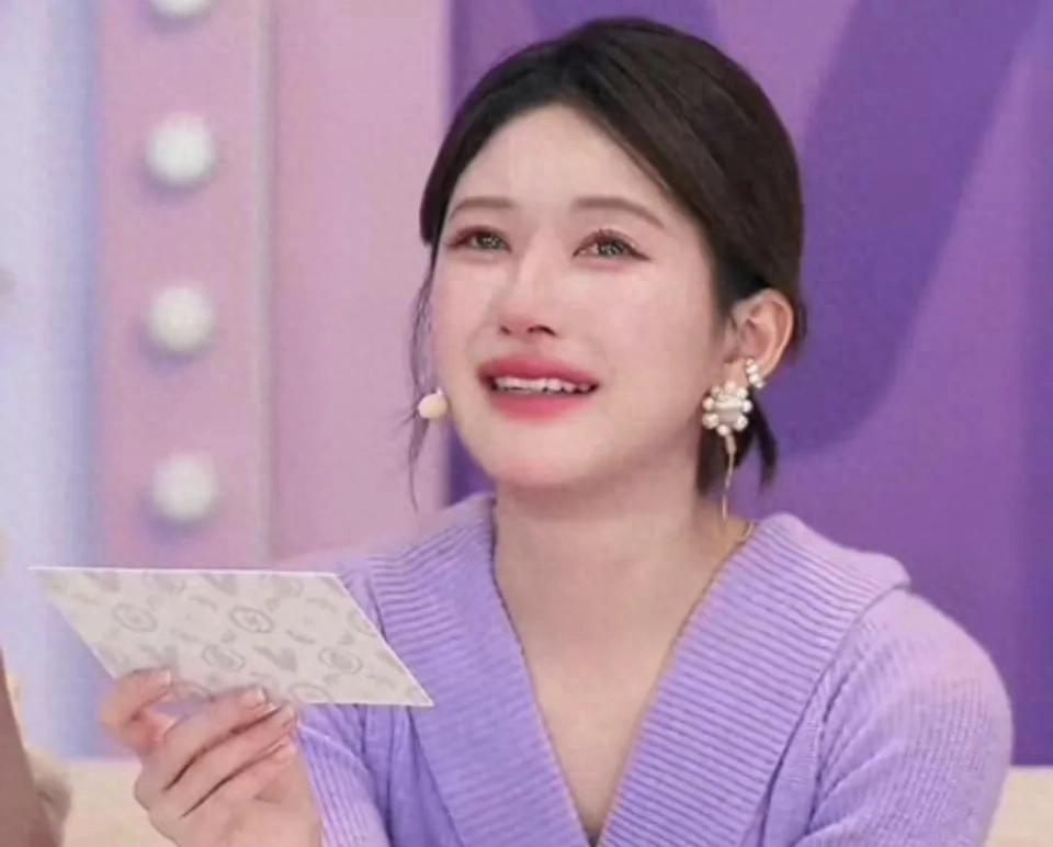 直播崩溃大哭!赵露思后悔去整容,责怪网友骂她丑