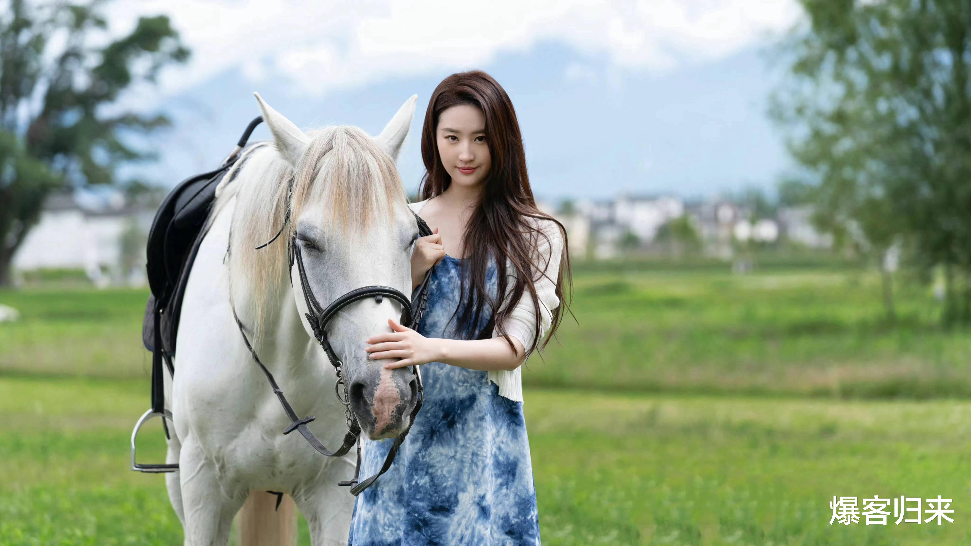 刘亦菲偶遇照遭质疑,修图过度引热议,真实面貌成谜