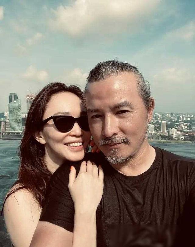 将“老公熬成爹”的5位女星,明明年龄差不多,看着却像两代人