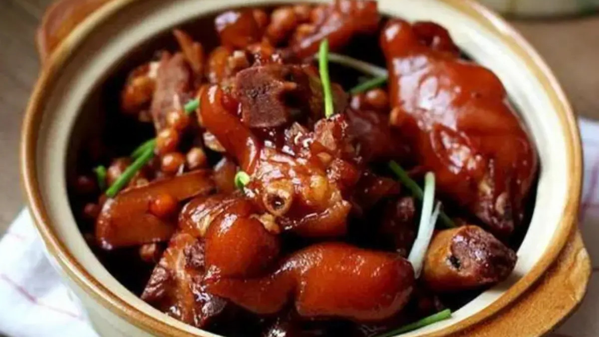 炖猪蹄，牢记“4个窍门”，猪蹄软烂又香嫩，不油腻没腥味