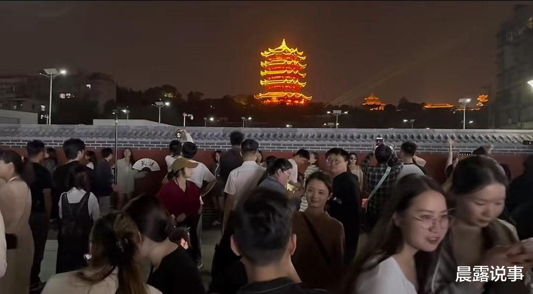 大学生黄鹤楼拍照月入八千，评论区翻车嘲讽，网友：没想到吧？