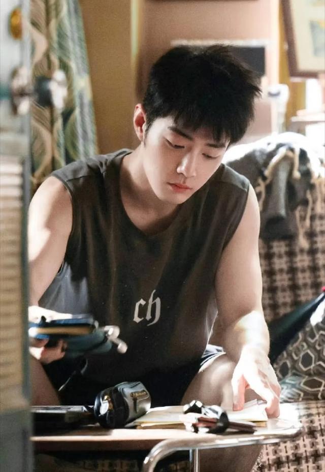 肖战登《中国银幕》杂志:年少更爱杨过，如今更贴郭靖！