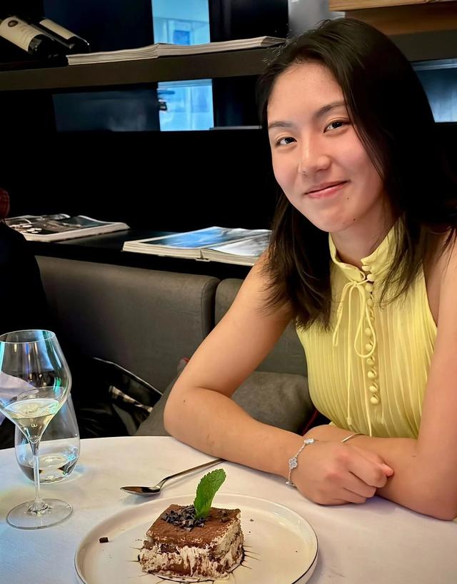 王欣瑜晒泡温泉照，身材甜美，喜欢小动物和旅游，最爱各地美食！