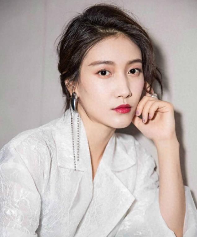 看了杨颖的尴尬,才明白“星二代”啜妮不火的真相,冯小刚说对了