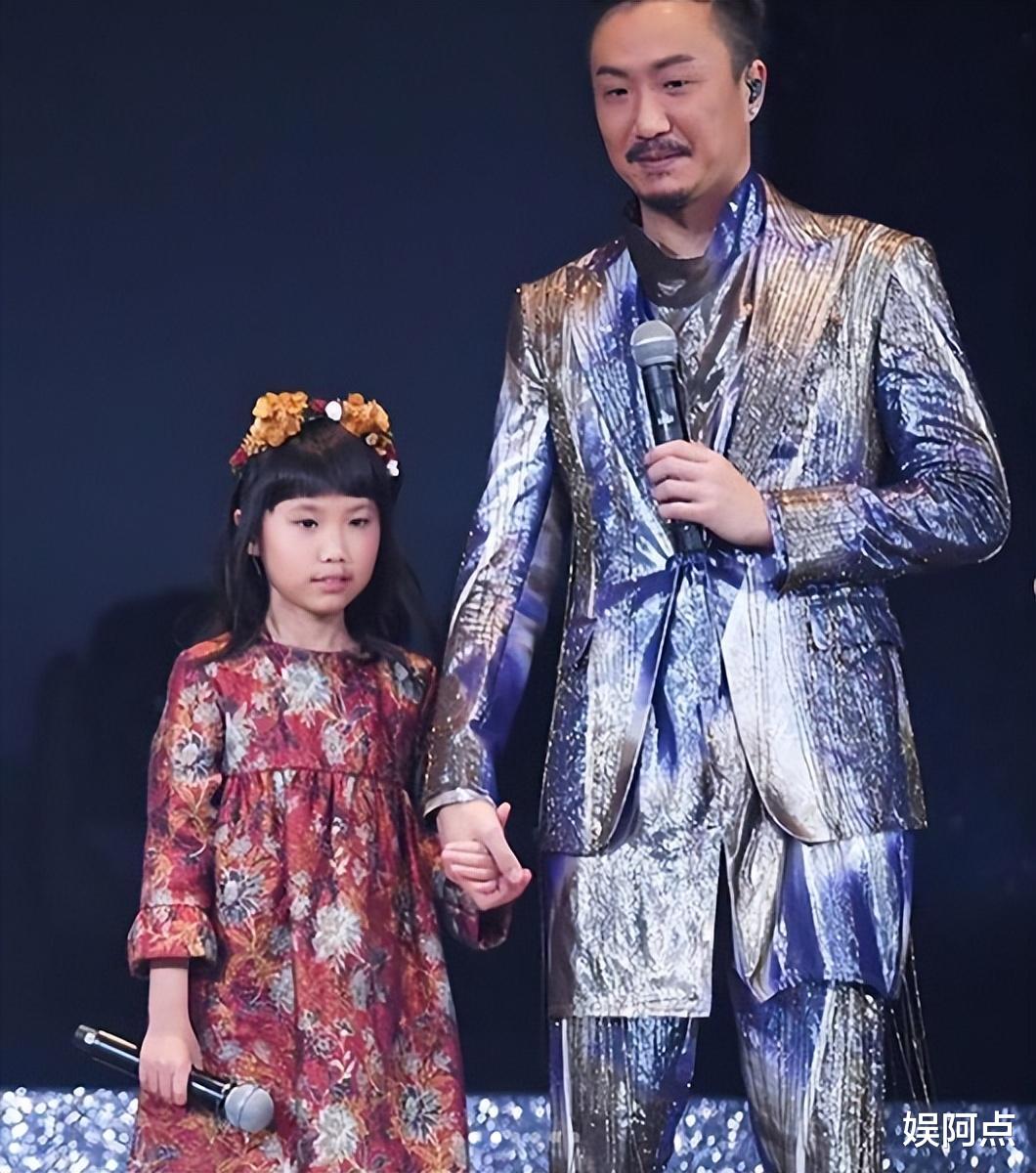 郑中基红馆开演唱会，全家人前来捧场！12岁女儿登台助唱颜值随爸