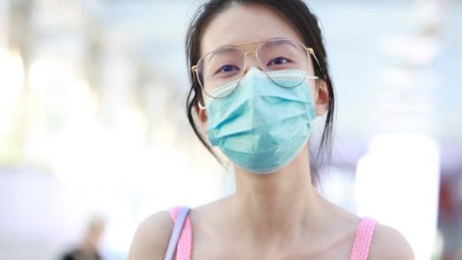 乔欣又带火了“清凉”穿搭：二分吊带+牛仔裤，时髦洋气又显高