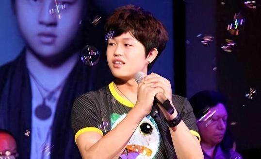 被取消天价养老金，妻儿远走欧洲？李双江自己把自己的路走窄了