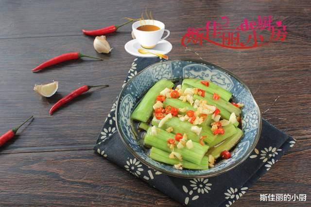 四月这菜每周至少吃三次,一焯一拌就能上桌,清爽少油腻,大口吃不怕胖