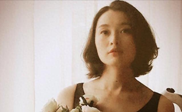 与陈建斌同居5年被抛弃，如今52岁不婚不育的她，美出了新高度