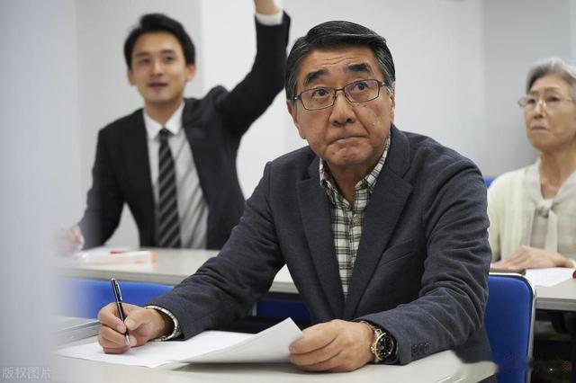 80后迎来中年危机！43岁，本科学历，没公司要，只能进厂打螺丝