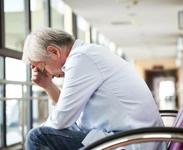 67岁大伯嗜睡，还以为是太累，检查后医生惋惜：又是一个耽误的