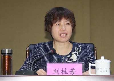 她是TVB御用管家，母亲是三姨太，人生经历坎坷，儿女双全没再婚