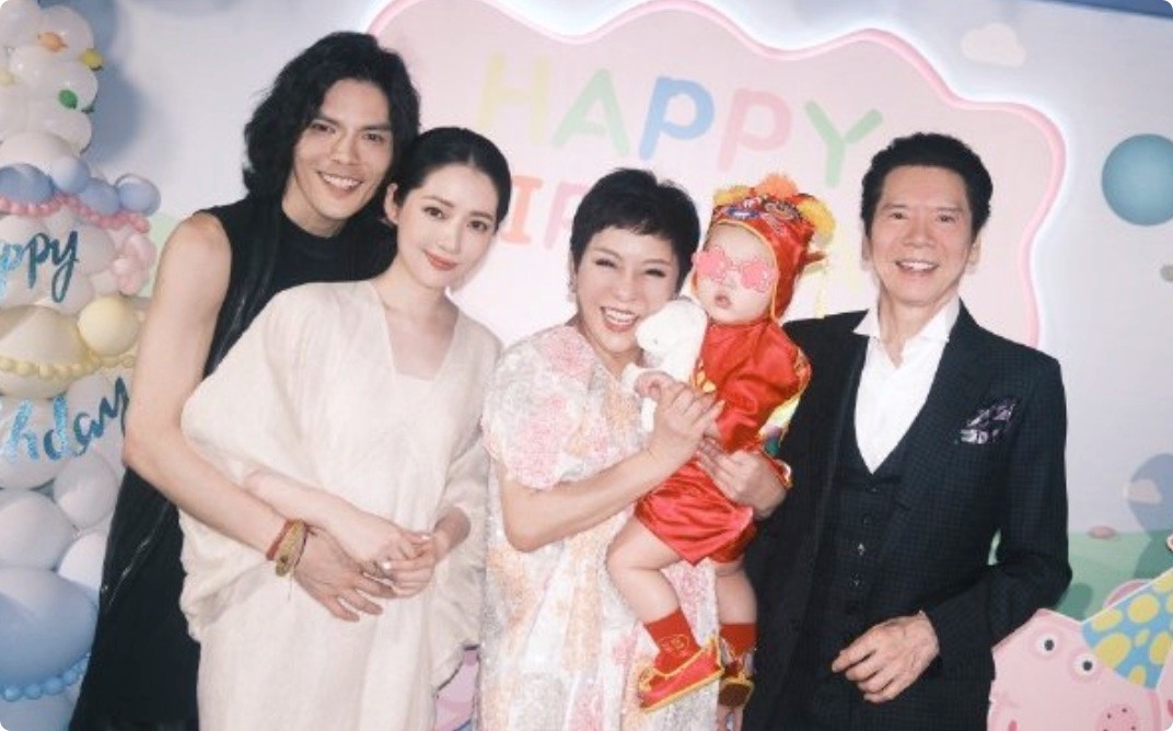 向佐郭碧婷同框太难看，全程尴尬、爱搭不理，装都懒得装了