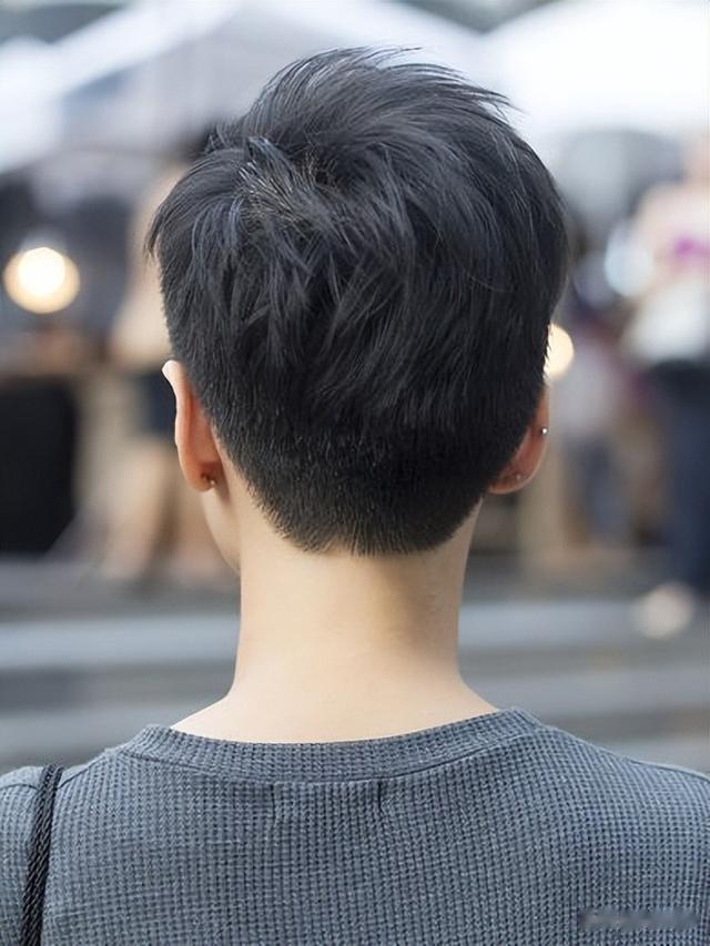 女人过了55岁,一定要试试推边短发,利落时尚显自信