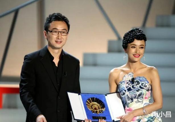 陆川炮轰，粉丝回踩，沈腾新片《抓娃娃》赢了票房，却输了口碑