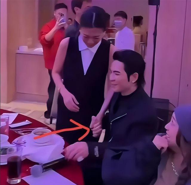 萧敬腾带老婆参加公司年会!林有慧放不开,他全程搂着吃饭也牵手