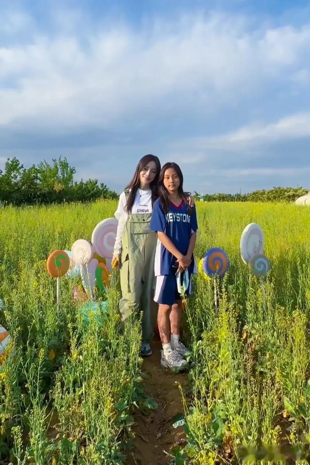 李小璐携女儿外出游玩，12岁甜馨快跟妈妈一样高了，母女俩像姐妹