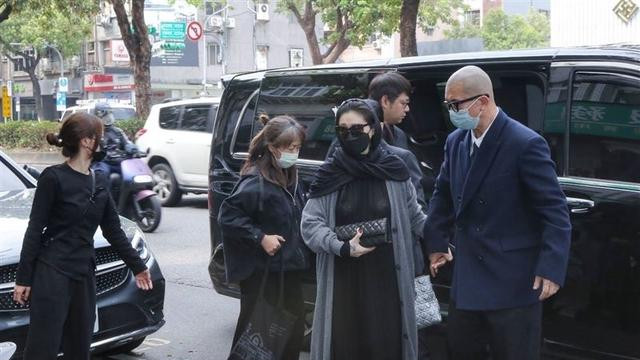 大S戴围巾疑为遮白发，一向爱美却不染发，网友表示：这是哺乳期不能染发！