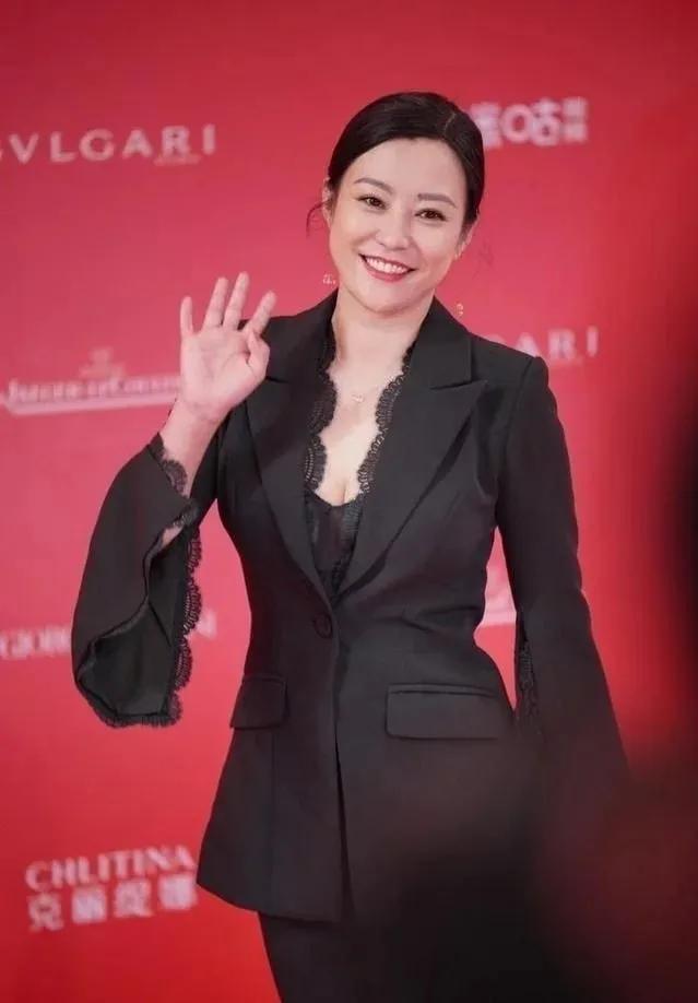 郝蕾减肥成功换了新风格，穿衬衫长裙走优雅风美的像换个人