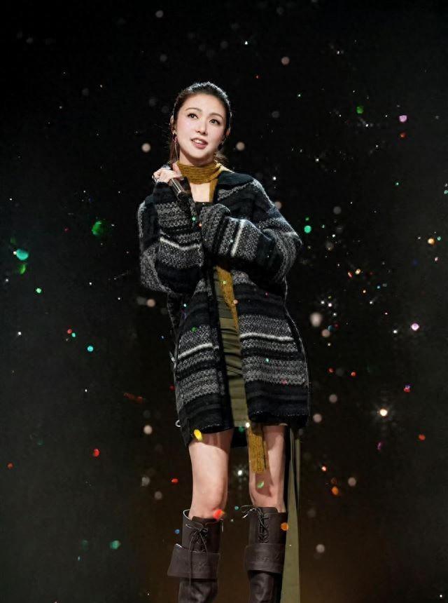 薛凯琪舞台美腿长筒靴!