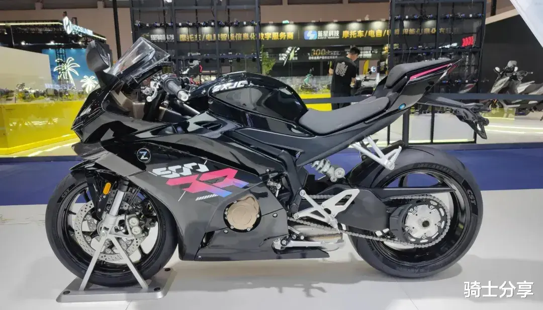 面对国产中排量多缸机的发展，你还会考虑本田四缸CBR400？