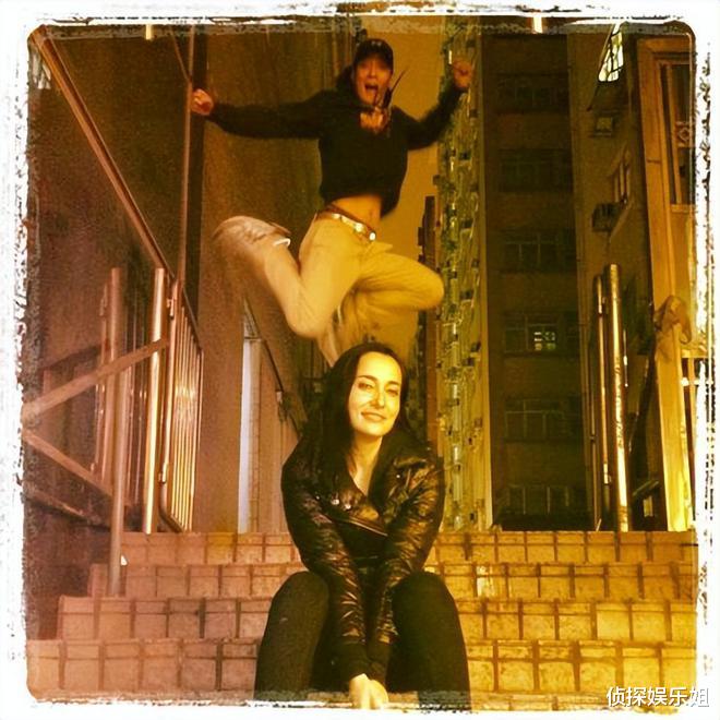 吴彦祖带妻女吃路边摊,11岁吴斐然吐舌卖萌颜值高,Lisa素颜好美