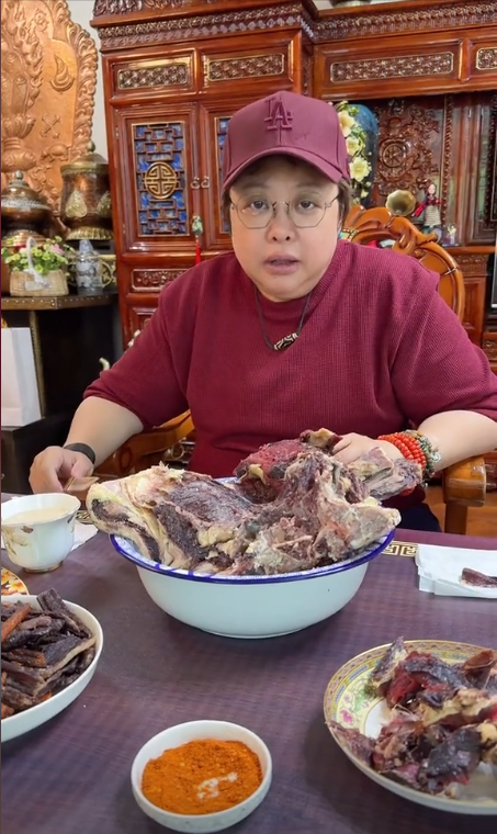 52岁韩红罕露面!吃生肉用盆装,身形暴瘦眼睛肿,网友:认不出