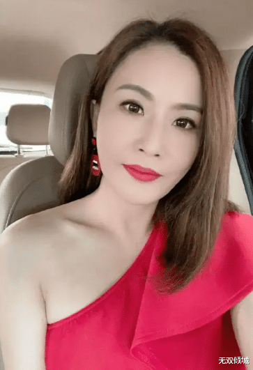 52岁香港女星突然孕味浓！近照上围丰满腹部隆起，17岁遭下药