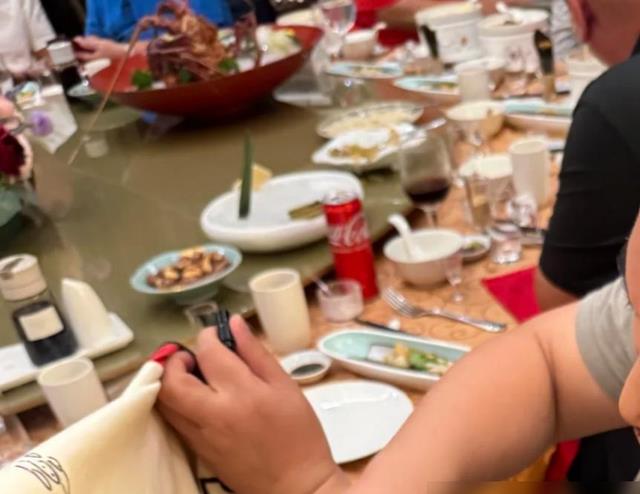 67岁赵本山携弟子开庆功宴!巡演结束满脸轻松,喝可乐吃澳洲龙虾