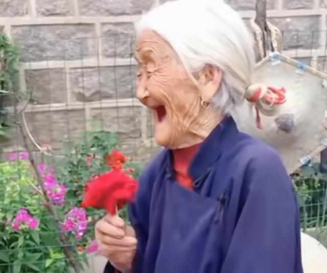 102岁网红小脚奶奶去世，生前健步如飞自称18少女，知情人曝原因