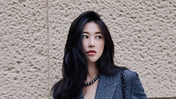 朱珠带火了一种新穿法：真空西装+吊带裙，时髦性感又洋气