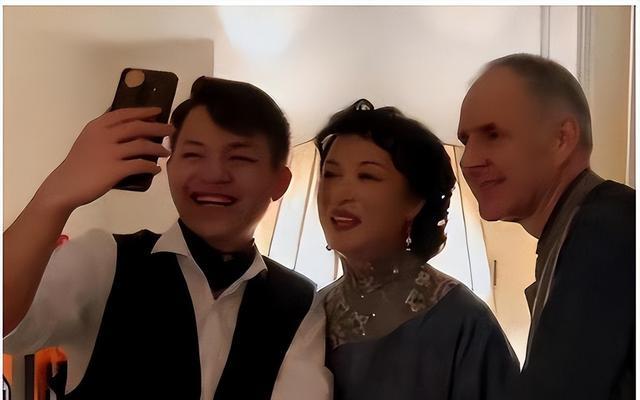 生恩不如养恩？金星20年前领养的三个孩子，如今长大成人后咋样？