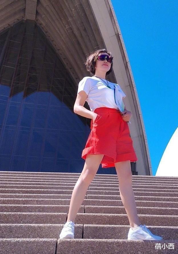 73岁刘晓庆扎起高马尾减龄10岁，穿T恤+喇叭裤，完全没有大妈味