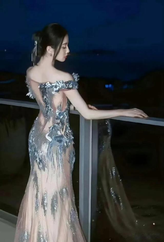 刘诗诗这件透视裙装好绝,太惊艳了,好身材一览无遗