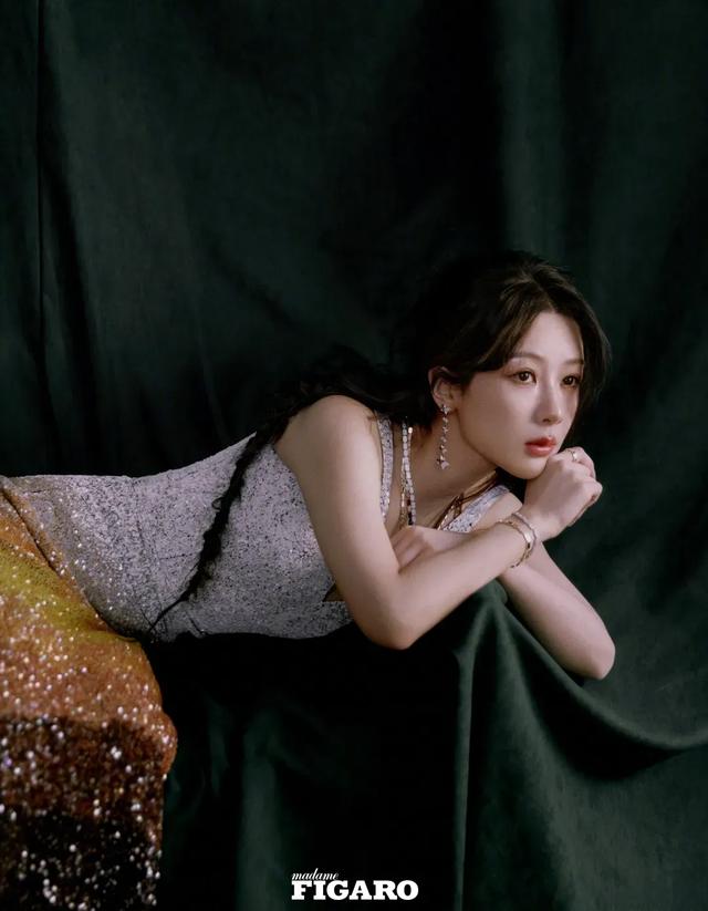 31岁杨紫晒封面照,穿五套高定诠释多彩人生,简直是美神降临!