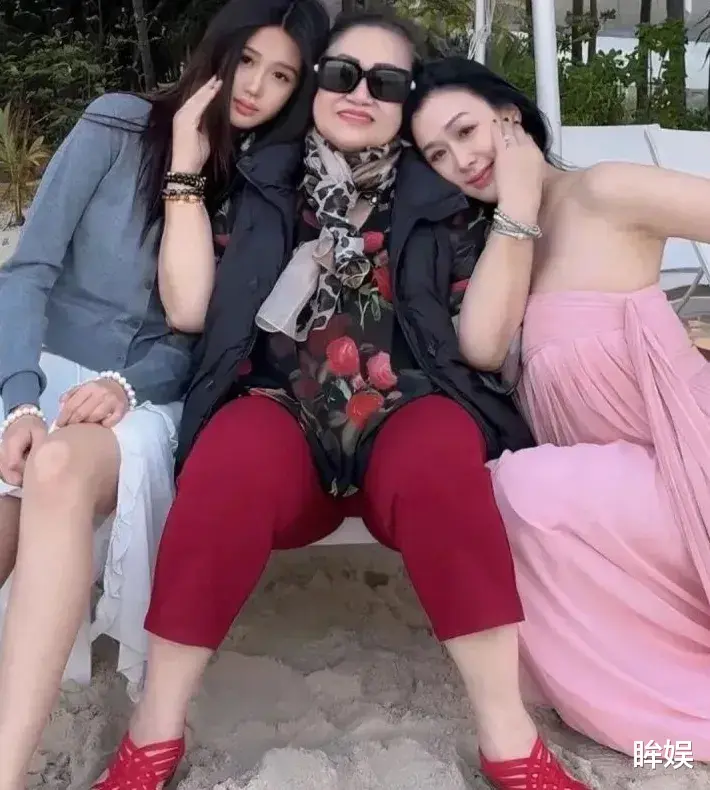 钟丽缇带一家人海边度假，14岁女儿考拉清纯甜美，这颜值不出道太可惜