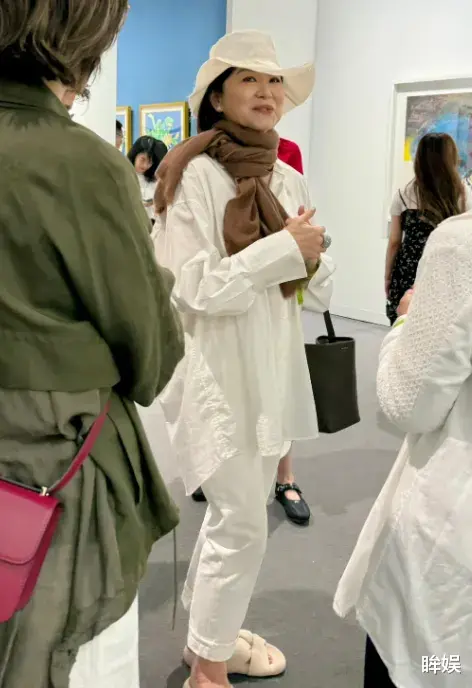 71岁林青霞国外看展被偶遇，打扮随意也难掩绝代风华