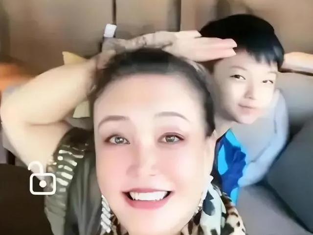 张兰含泪告别孙子，抱着不撒手，孙女独自玩iPad，被指区别对待