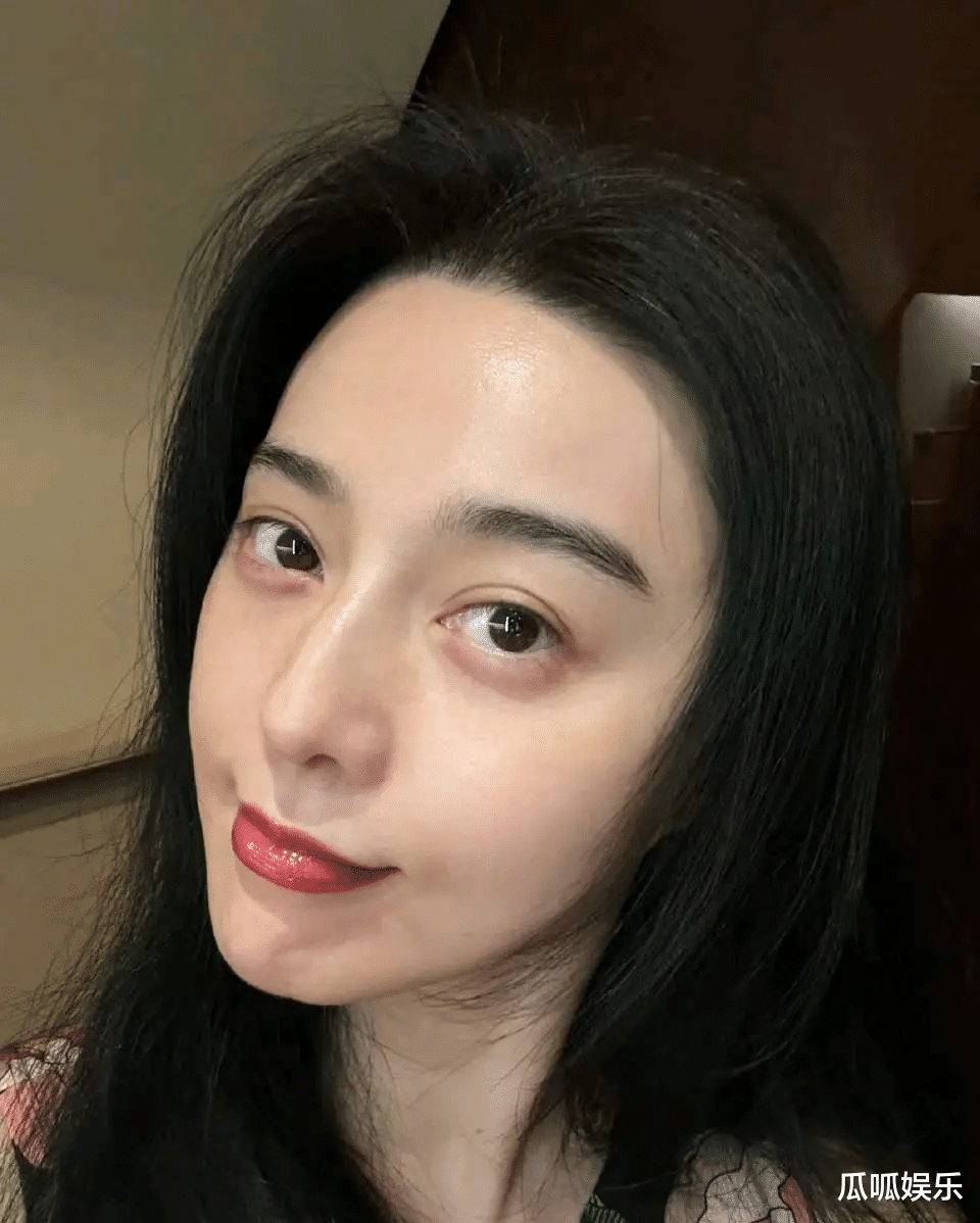 范冰冰的泰式诱惑，深夜自拍，素颜红唇：美貌与美食的双重盛宴