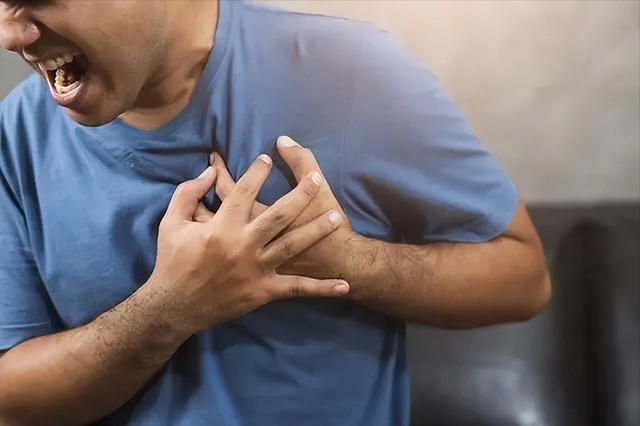 医生告诫：手臂若有这2征兆，或许心梗已经找上门，一定尽快就医