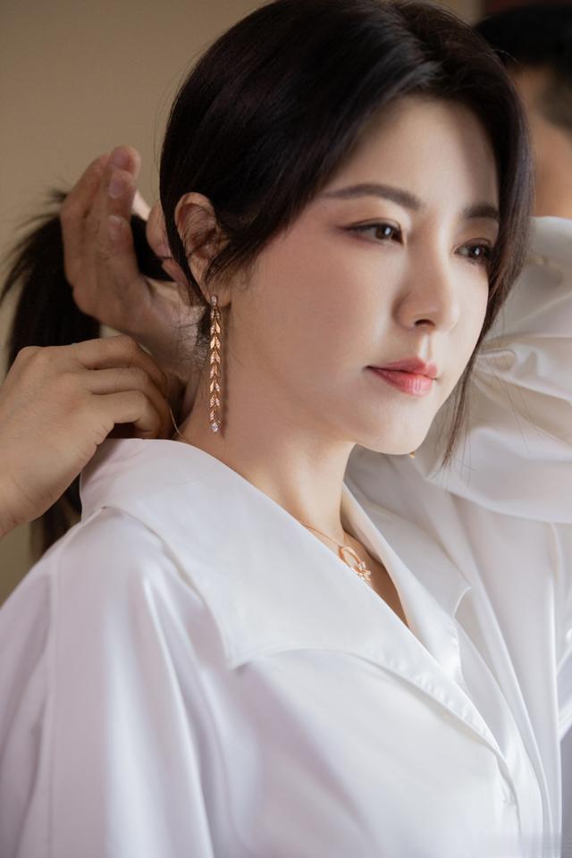 曾黎近照曝光,47岁头顶白发显老态,穿拖鞋逛街,蹲地吃饭无人识